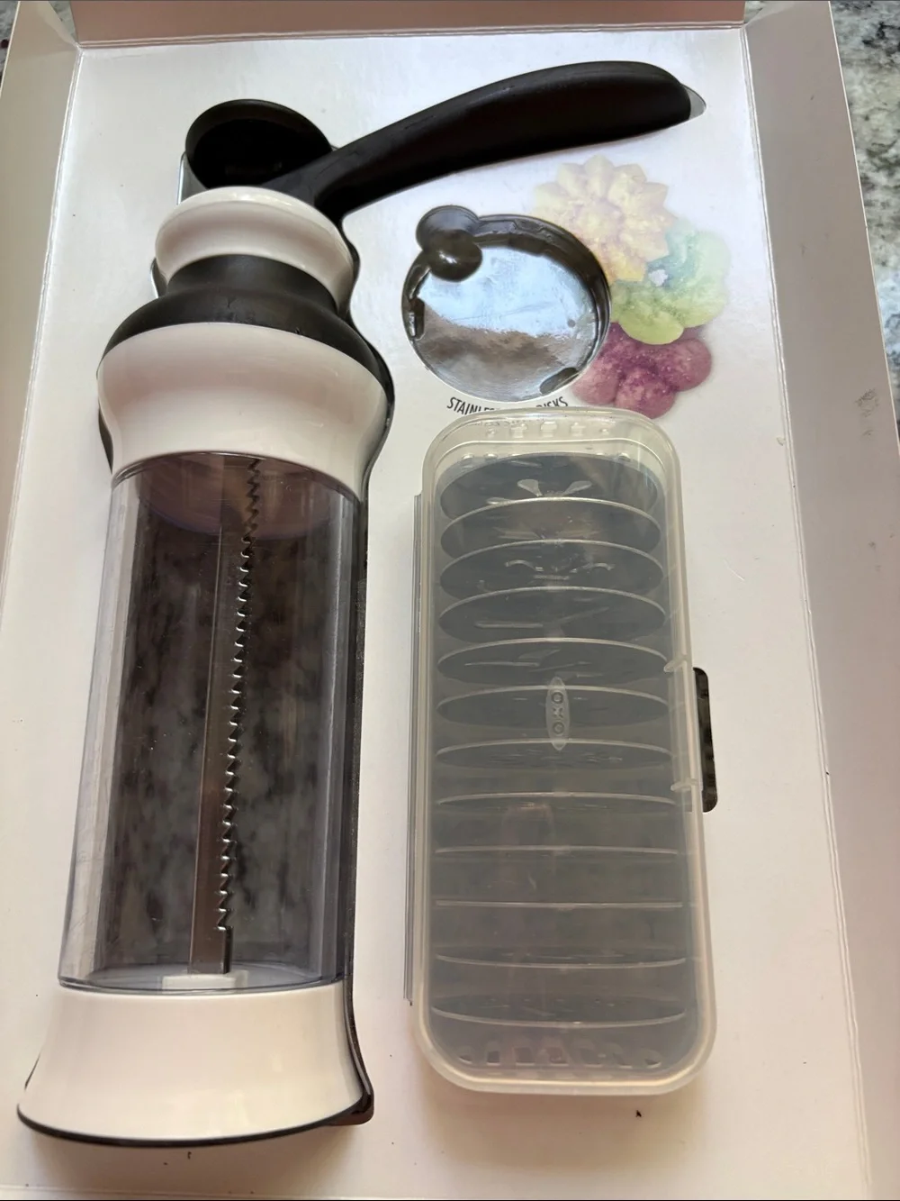 Oxo Good Grips Cookie Press with recipes and 12 discs. Used one time.